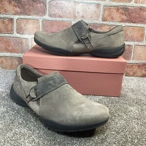 Clarks Roseville Dot Loafers women’s size 9.5